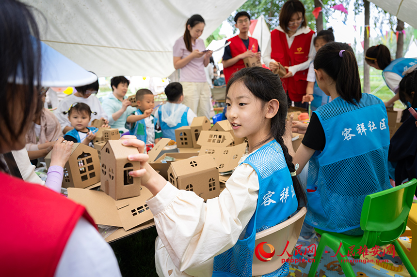 容城縣容祥社區(qū)聯(lián)合多家單位共同舉辦“六一”研學(xué)主題活動。薛志勇攝