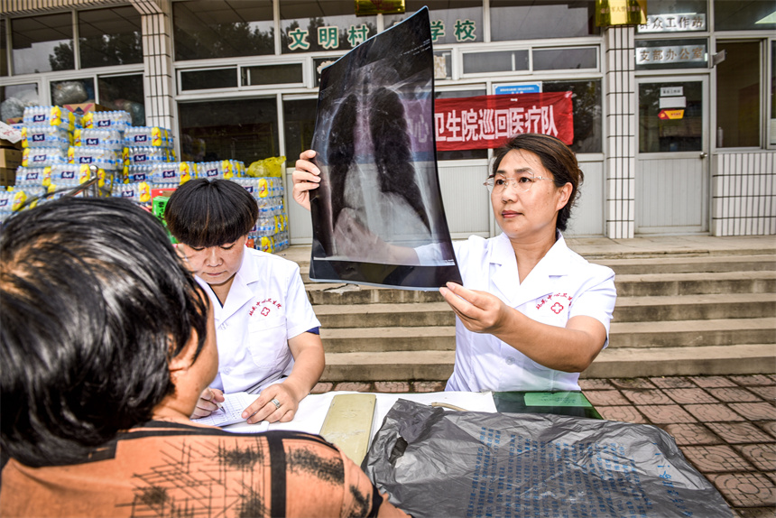 2023年8月27日，涿州市碼頭中心衛(wèi)生院巡回醫(yī)療隊(duì)，在為向三村民體檢身體并免費(fèi)發(fā)放常規(guī)藥。劉永興 攝