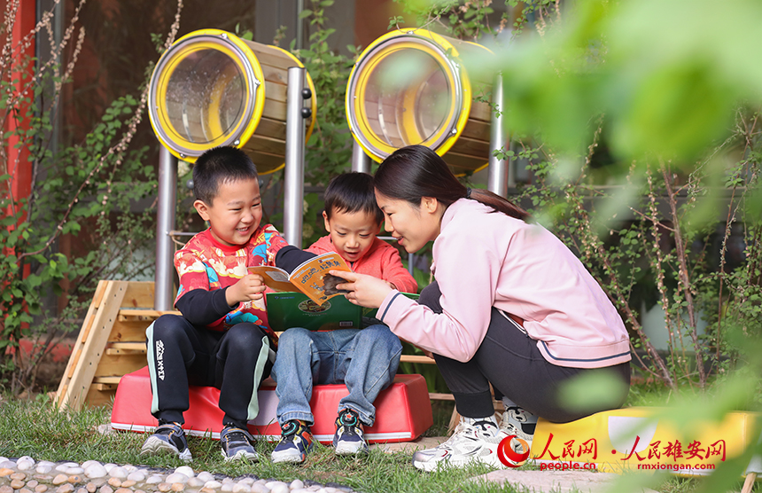 4月23日，雄安北海幼兒園師幼合作在幼兒園白洋淀微景觀進行布置，開展荷塘趣味讀書活動。人民網記者 李兆民攝